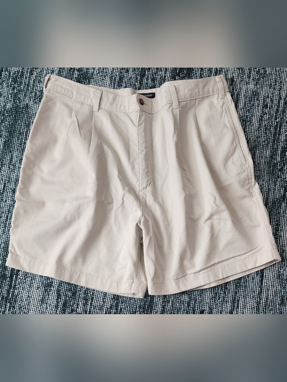 Dockers Men's Khaki Pleated Shorts Zip & Button Close Front & Back Pockets Sz 38